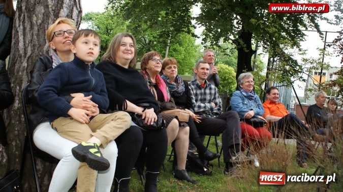 Zdjęcie w galerii na portalu naszraciborz.pl: Szalone Lata Dwudzieste po raz drugi na schodach biblioteki wiadomości z regionu
