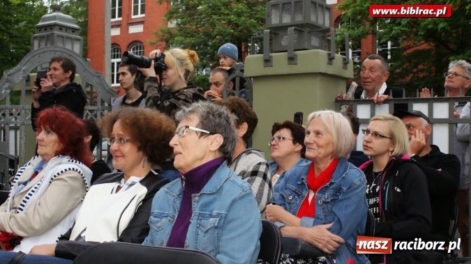 Zdjęcie w galerii na portalu naszraciborz.pl: Szalone Lata Dwudzieste po raz drugi na schodach biblioteki wiadomości z regionu
