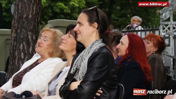 Zdjęcie w galerii na portalu naszraciborz.pl: Szalone Lata Dwudzieste po raz drugi na schodach biblioteki wiadomości z regionu