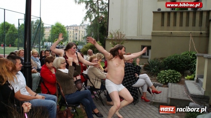 Zdjęcie w galerii na portalu naszraciborz.pl: Szalone Lata Dwudzieste po raz drugi na schodach biblioteki wiadomości z regionu