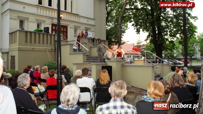 Zdjęcie w galerii na portalu naszraciborz.pl: Szalone Lata Dwudzieste po raz drugi na schodach biblioteki wiadomości z regionu