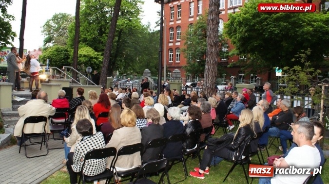 Zdjęcie w galerii na portalu naszraciborz.pl: Szalone Lata Dwudzieste po raz drugi na schodach biblioteki wiadomości z regionu