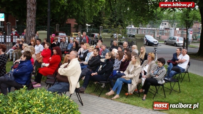Zdjęcie w galerii na portalu naszraciborz.pl: Szalone Lata Dwudzieste po raz drugi na schodach biblioteki wiadomości z regionu