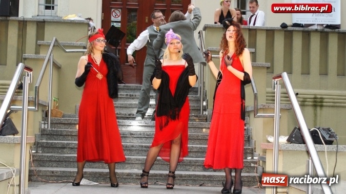 Zdjęcie w galerii na portalu naszraciborz.pl: Szalone Lata Dwudzieste po raz drugi na schodach biblioteki wiadomości z regionu