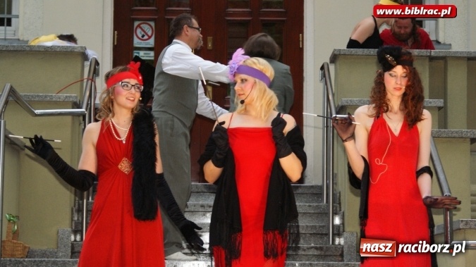 Zdjęcie w galerii na portalu naszraciborz.pl: Szalone Lata Dwudzieste po raz drugi na schodach biblioteki wiadomości z regionu