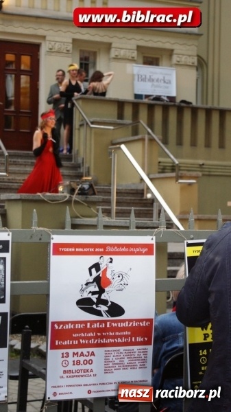 Zdjęcie w galerii na portalu naszraciborz.pl: Szalone Lata Dwudzieste po raz drugi na schodach biblioteki wiadomości z regionu