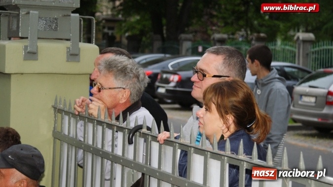 Zdjęcie w galerii na portalu naszraciborz.pl: Szalone Lata Dwudzieste po raz drugi na schodach biblioteki wiadomości z regionu