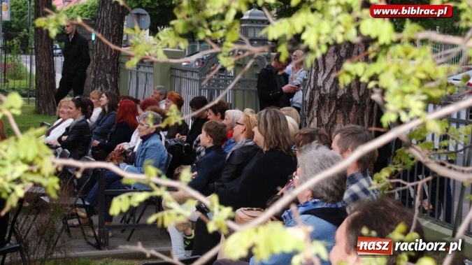 Zdjęcie w galerii na portalu naszraciborz.pl: Szalone Lata Dwudzieste po raz drugi na schodach biblioteki wiadomości z regionu