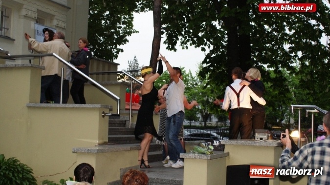 Zdjęcie w galerii na portalu naszraciborz.pl: Szalone Lata Dwudzieste po raz drugi na schodach biblioteki wiadomości z regionu