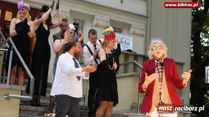 Zdjęcie w galerii na portalu naszraciborz.pl: Szalone Lata Dwudzieste po raz drugi na schodach biblioteki wiadomości z regionu