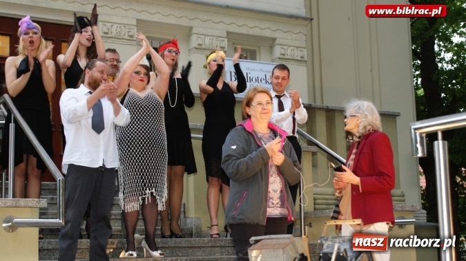 Zdjęcie w galerii na portalu naszraciborz.pl: Szalone Lata Dwudzieste po raz drugi na schodach biblioteki wiadomości z regionu