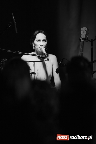 Zdjęcie w galerii na portalu naszraciborz.pl: Renata Przemyk z Akustik Trio wystąpiła na Końcu Świata wiadomości z regionu