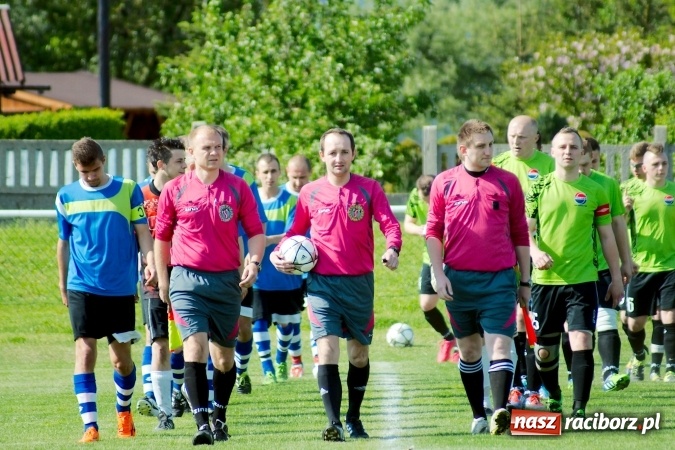 Zdjęcie w galerii na portalu naszraciborz.pl: Kopanina przy Urbana. Jacek Świerczyński zapewnił trzy punkty Studziennej wiadomości z regionu