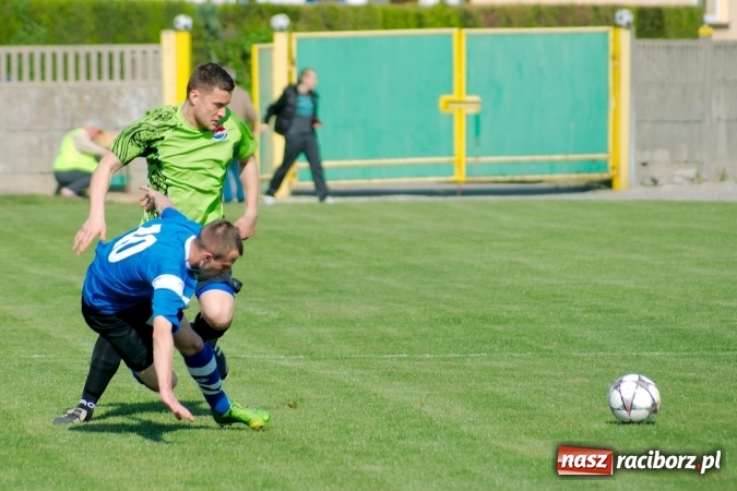 Zdjęcie w galerii na portalu naszraciborz.pl: Kopanina przy Urbana. Jacek Świerczyński zapewnił trzy punkty Studziennej wiadomości z regionu