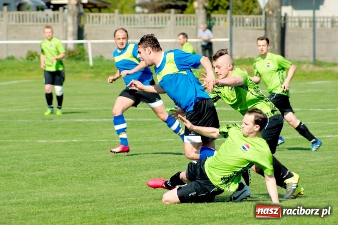 Zdjęcie w galerii na portalu naszraciborz.pl: Kopanina przy Urbana. Jacek Świerczyński zapewnił trzy punkty Studziennej wiadomości z regionu