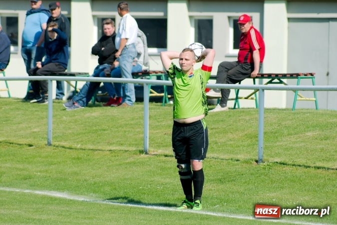 Zdjęcie w galerii na portalu naszraciborz.pl: Kopanina przy Urbana. Jacek Świerczyński zapewnił trzy punkty Studziennej wiadomości z regionu