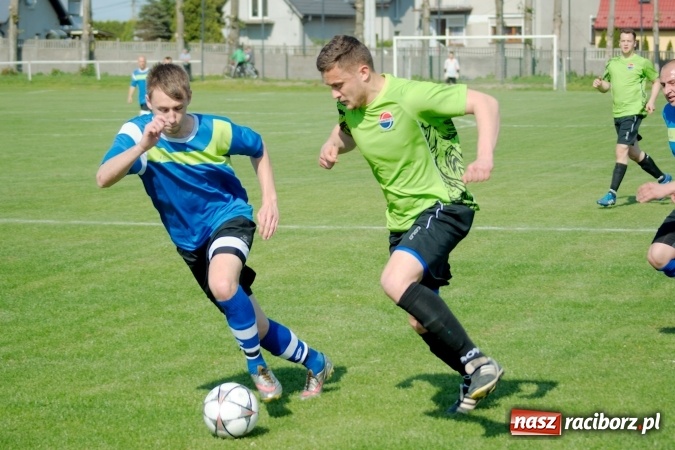 Zdjęcie w galerii na portalu naszraciborz.pl: Kopanina przy Urbana. Jacek Świerczyński zapewnił trzy punkty Studziennej wiadomości z regionu