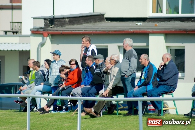 Zdjęcie w galerii na portalu naszraciborz.pl: Kopanina przy Urbana. Jacek Świerczyński zapewnił trzy punkty Studziennej wiadomości z regionu
