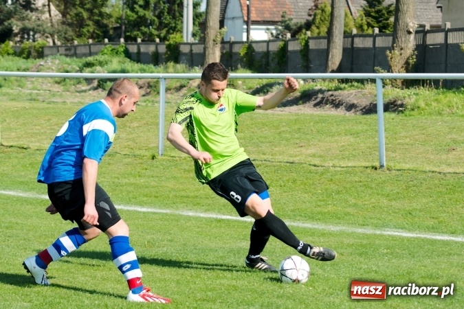 Zdjęcie w galerii na portalu naszraciborz.pl: Kopanina przy Urbana. Jacek Świerczyński zapewnił trzy punkty Studziennej wiadomości z regionu