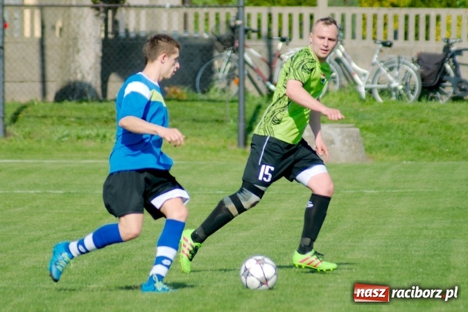 Zdjęcie w galerii na portalu naszraciborz.pl: Kopanina przy Urbana. Jacek Świerczyński zapewnił trzy punkty Studziennej wiadomości z regionu