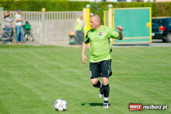 Zdjęcie w galerii na portalu naszraciborz.pl: Kopanina przy Urbana. Jacek Świerczyński zapewnił trzy punkty Studziennej wiadomości z regionu