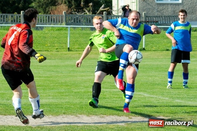 Zdjęcie w galerii na portalu naszraciborz.pl: Kopanina przy Urbana. Jacek Świerczyński zapewnił trzy punkty Studziennej wiadomości z regionu