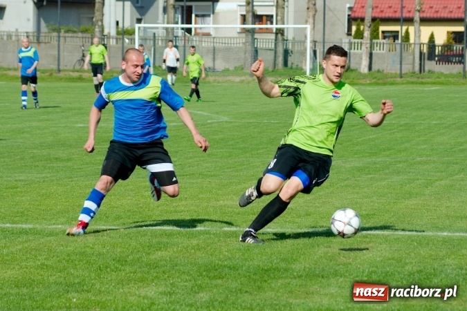 Zdjęcie w galerii na portalu naszraciborz.pl: Kopanina przy Urbana. Jacek Świerczyński zapewnił trzy punkty Studziennej wiadomości z regionu