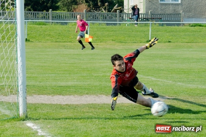 Zdjęcie w galerii na portalu naszraciborz.pl: Kopanina przy Urbana. Jacek Świerczyński zapewnił trzy punkty Studziennej wiadomości z regionu
