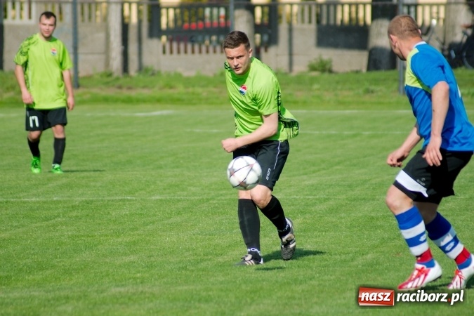 Zdjęcie w galerii na portalu naszraciborz.pl: Kopanina przy Urbana. Jacek Świerczyński zapewnił trzy punkty Studziennej wiadomości z regionu