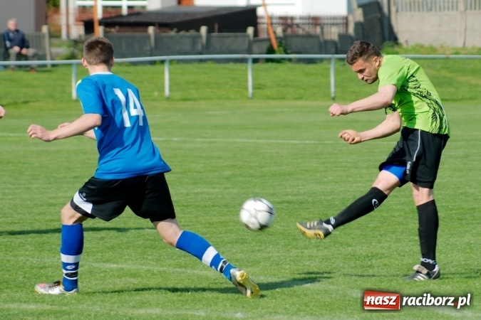 Zdjęcie w galerii na portalu naszraciborz.pl: Kopanina przy Urbana. Jacek Świerczyński zapewnił trzy punkty Studziennej wiadomości z regionu