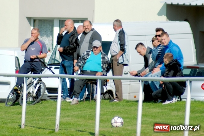 Zdjęcie w galerii na portalu naszraciborz.pl: Kopanina przy Urbana. Jacek Świerczyński zapewnił trzy punkty Studziennej wiadomości z regionu