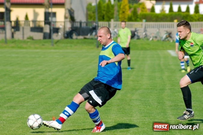 Zdjęcie w galerii na portalu naszraciborz.pl: Kopanina przy Urbana. Jacek Świerczyński zapewnił trzy punkty Studziennej wiadomości z regionu