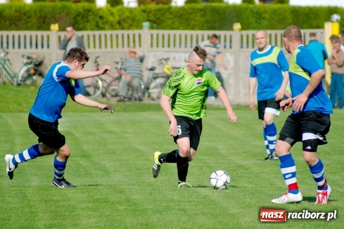 Zdjęcie w galerii na portalu naszraciborz.pl: Kopanina przy Urbana. Jacek Świerczyński zapewnił trzy punkty Studziennej wiadomości z regionu