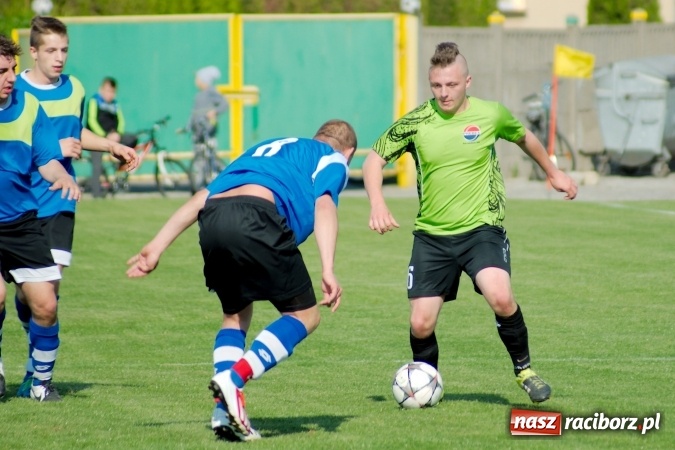 Zdjęcie w galerii na portalu naszraciborz.pl: Kopanina przy Urbana. Jacek Świerczyński zapewnił trzy punkty Studziennej wiadomości z regionu