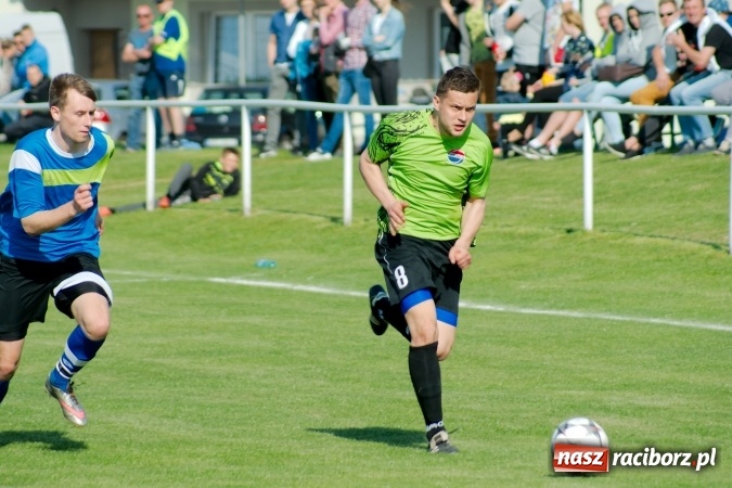 Zdjęcie w galerii na portalu naszraciborz.pl: Kopanina przy Urbana. Jacek Świerczyński zapewnił trzy punkty Studziennej wiadomości z regionu