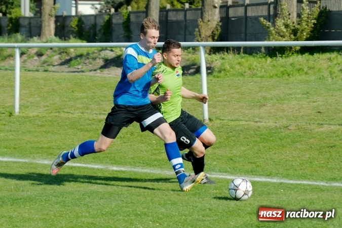 Zdjęcie w galerii na portalu naszraciborz.pl: Kopanina przy Urbana. Jacek Świerczyński zapewnił trzy punkty Studziennej wiadomości z regionu