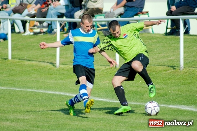 Zdjęcie w galerii na portalu naszraciborz.pl: Kopanina przy Urbana. Jacek Świerczyński zapewnił trzy punkty Studziennej wiadomości z regionu