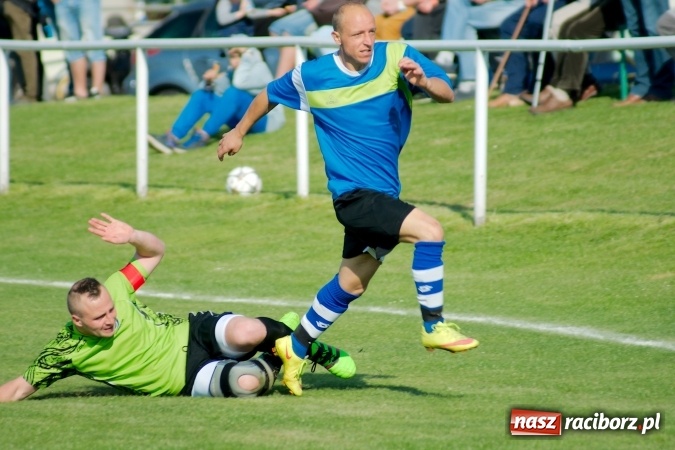 Zdjęcie w galerii na portalu naszraciborz.pl: Kopanina przy Urbana. Jacek Świerczyński zapewnił trzy punkty Studziennej wiadomości z regionu