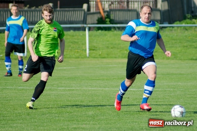 Zdjęcie w galerii na portalu naszraciborz.pl: Kopanina przy Urbana. Jacek Świerczyński zapewnił trzy punkty Studziennej wiadomości z regionu