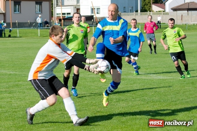 Zdjęcie w galerii na portalu naszraciborz.pl: Kopanina przy Urbana. Jacek Świerczyński zapewnił trzy punkty Studziennej wiadomości z regionu