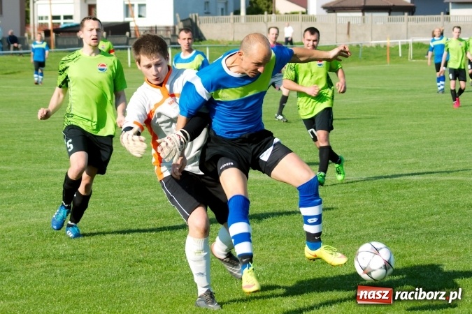 Zdjęcie w galerii na portalu naszraciborz.pl: Kopanina przy Urbana. Jacek Świerczyński zapewnił trzy punkty Studziennej wiadomości z regionu