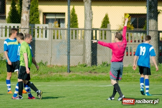 Zdjęcie w galerii na portalu naszraciborz.pl: Kopanina przy Urbana. Jacek Świerczyński zapewnił trzy punkty Studziennej wiadomości z regionu