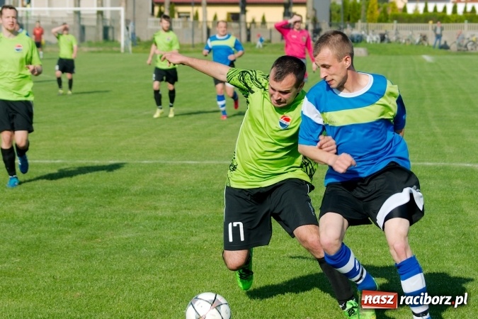 Zdjęcie w galerii na portalu naszraciborz.pl: Kopanina przy Urbana. Jacek Świerczyński zapewnił trzy punkty Studziennej wiadomości z regionu