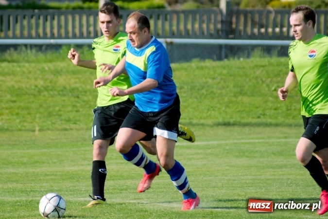 Zdjęcie w galerii na portalu naszraciborz.pl: Kopanina przy Urbana. Jacek Świerczyński zapewnił trzy punkty Studziennej wiadomości z regionu