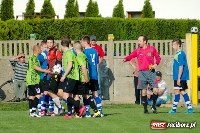 Zdjęcie w galerii na portalu naszraciborz.pl: Kopanina przy Urbana. Jacek Świerczyński zapewnił trzy punkty Studziennej wiadomości z regionu