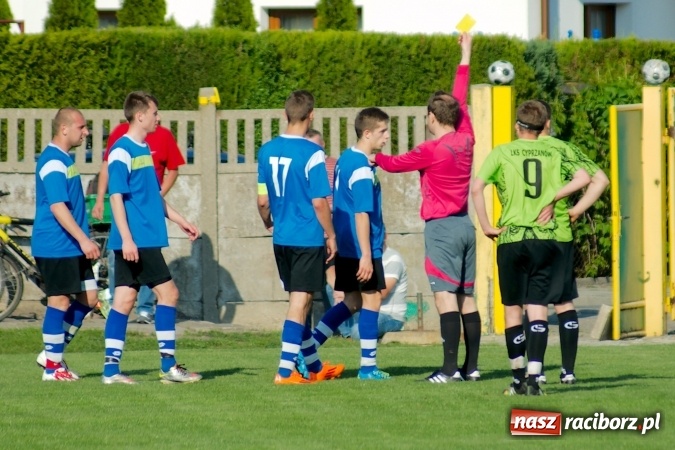 Zdjęcie w galerii na portalu naszraciborz.pl: Kopanina przy Urbana. Jacek Świerczyński zapewnił trzy punkty Studziennej wiadomości z regionu