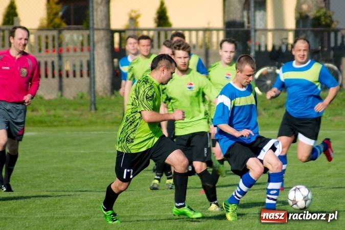 Zdjęcie w galerii na portalu naszraciborz.pl: Kopanina przy Urbana. Jacek Świerczyński zapewnił trzy punkty Studziennej wiadomości z regionu