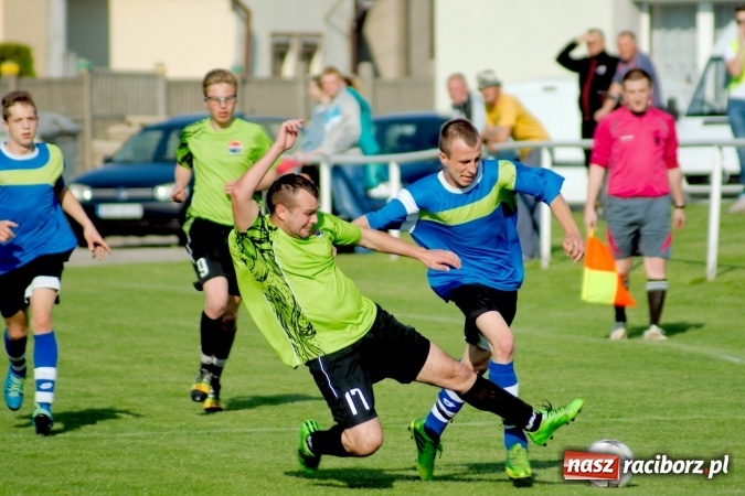 Zdjęcie w galerii na portalu naszraciborz.pl: Kopanina przy Urbana. Jacek Świerczyński zapewnił trzy punkty Studziennej wiadomości z regionu