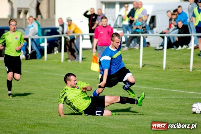 Zdjęcie w galerii na portalu naszraciborz.pl: Kopanina przy Urbana. Jacek Świerczyński zapewnił trzy punkty Studziennej wiadomości z regionu