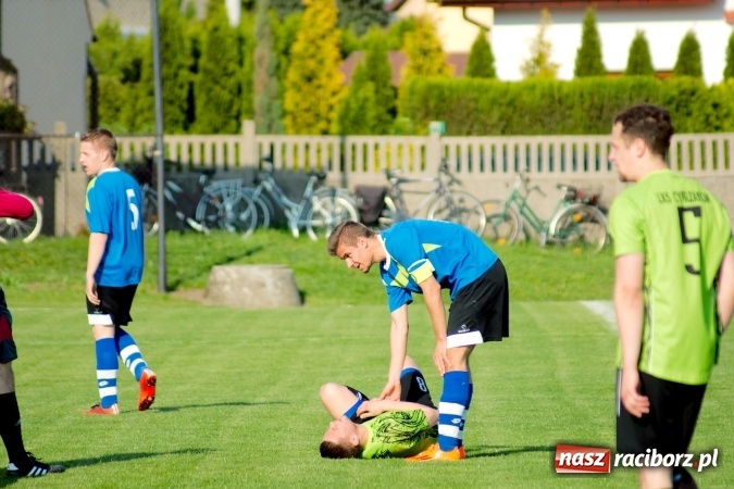 Zdjęcie w galerii na portalu naszraciborz.pl: Kopanina przy Urbana. Jacek Świerczyński zapewnił trzy punkty Studziennej wiadomości z regionu